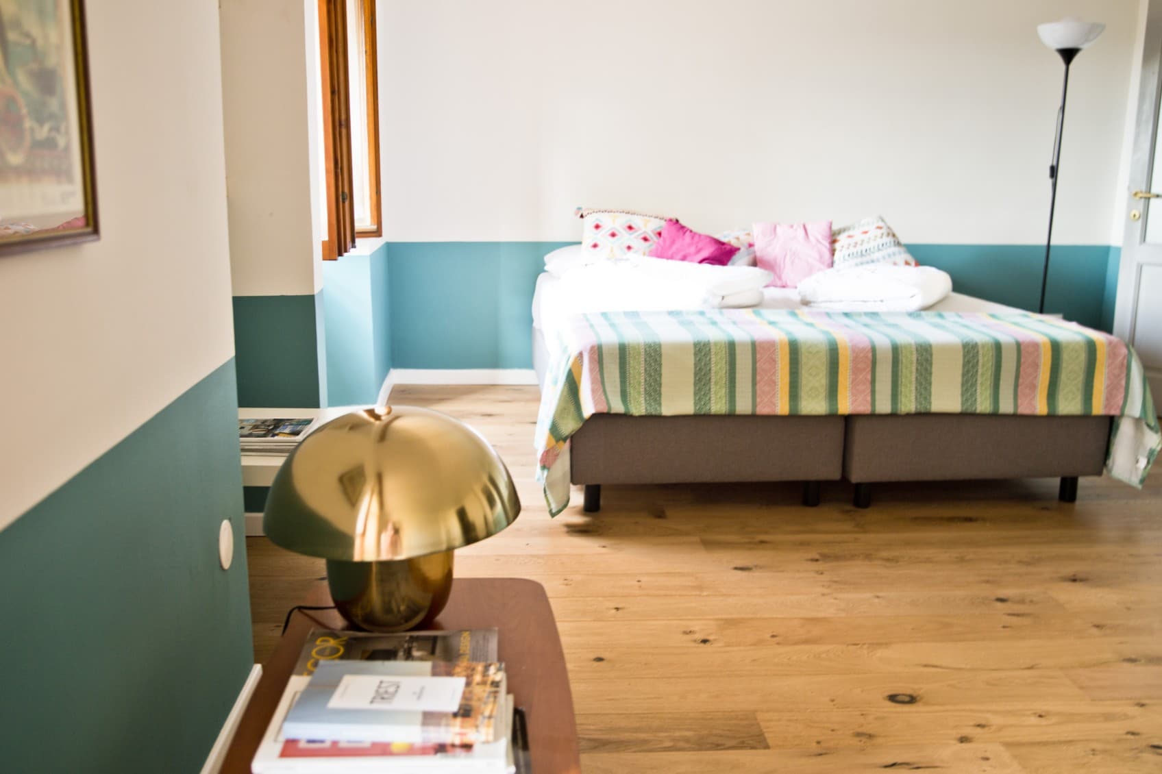 Zimmeransicht mit dem zentralen Blick auf das Bett
