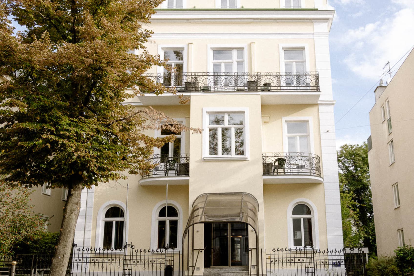 The fully shown villa is loacted in the Hasenauerstraße in Vienna and is part of the beautiful cottage district.