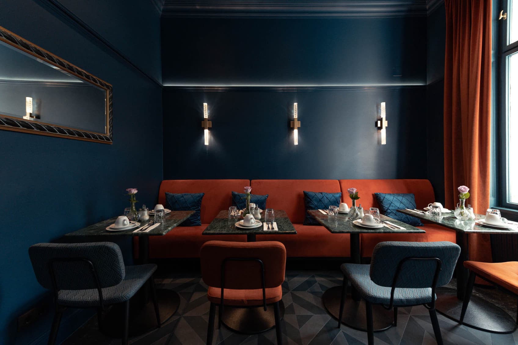 Seen is the breakfast and Lobby area, that is located on the ground floor. The Decor is influenced by the Art Deco Style.