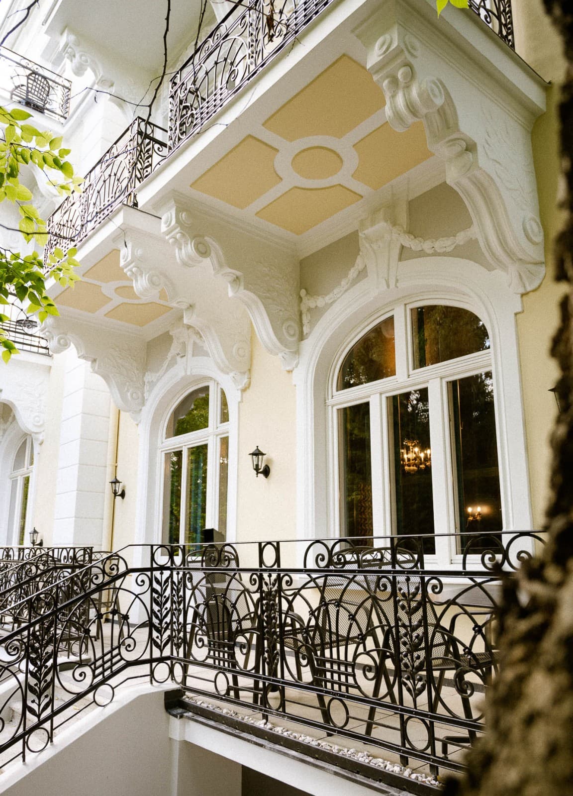 Seen is the backyard of the Villa and its terrace. In summer guests can sit outside and enjoy the sun. Above them, you can see part of the balconys, which belong to the Chic Garden View category of rooms.
