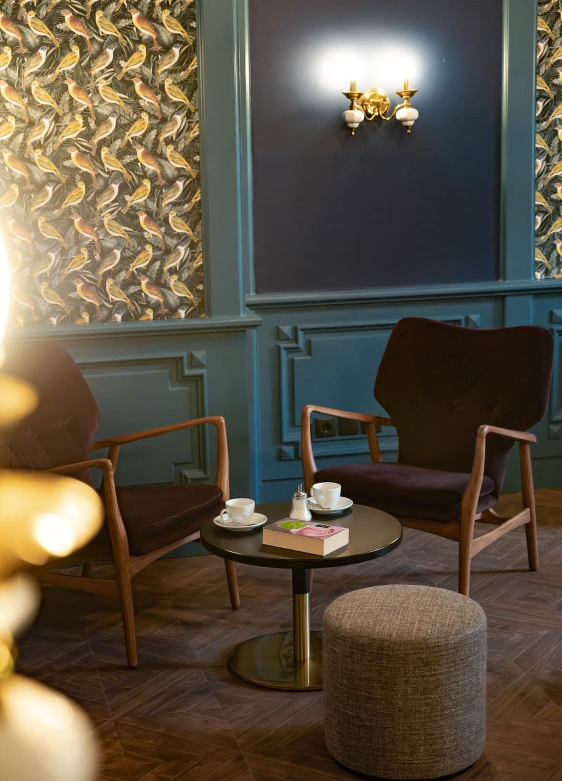 Have a break and sit down in the dark red velvet chairs in our lounge and enjoy a coffee in the art deco styled hotel.