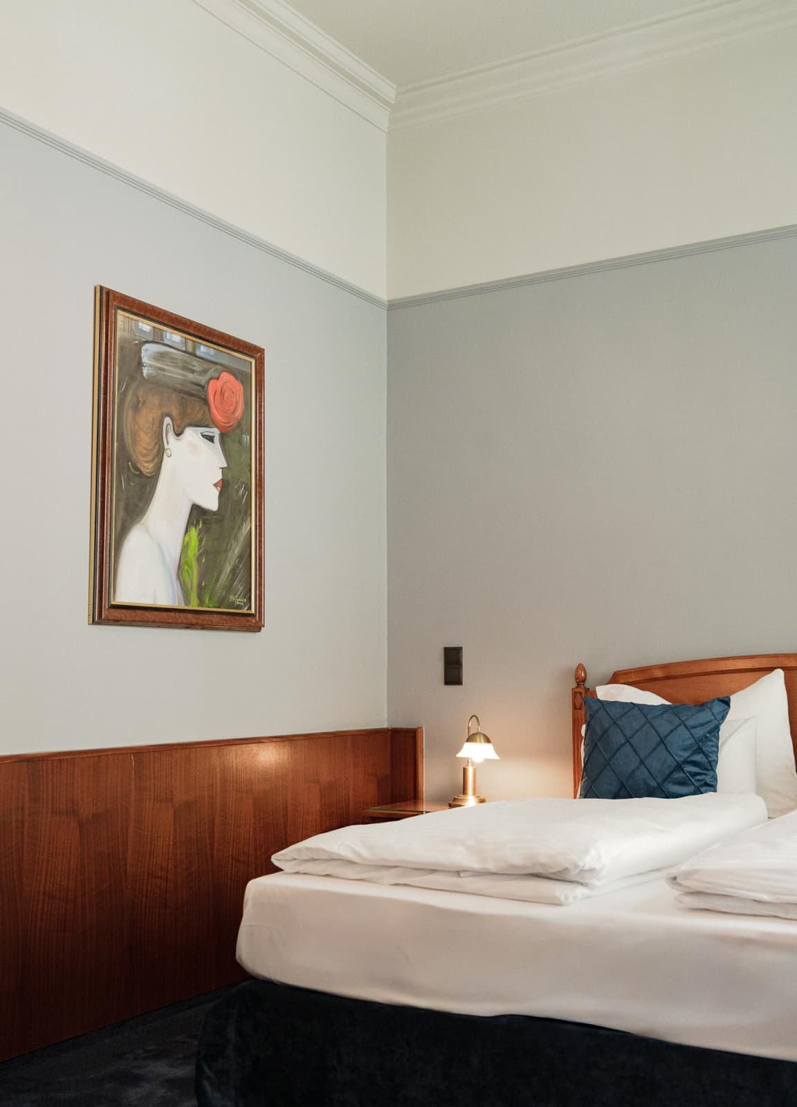 Shown is a picturs of the category Comfy room, which shows the double bed and art piece inspired by the 1920s.