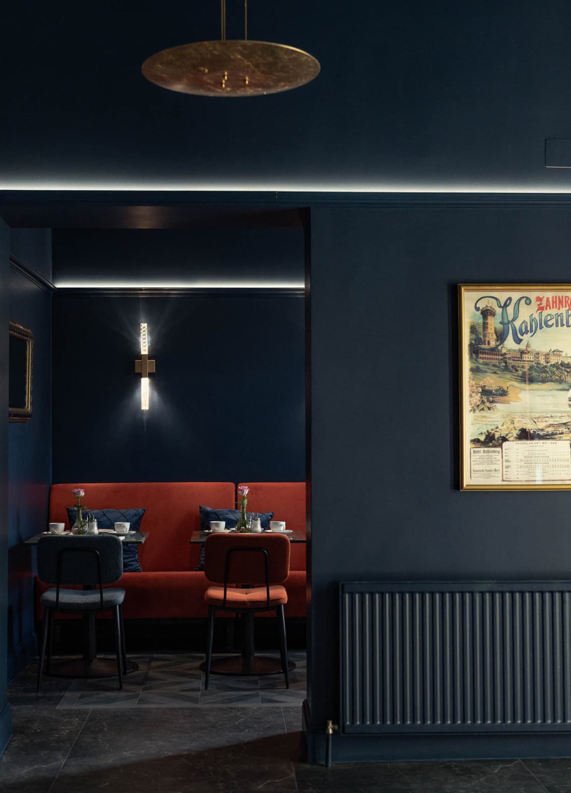 Seen is the lobby area to the right side of the entrance. The little hideaway offers more tables to sit and have breakfast, as well as relax after a long day of sightseeing.