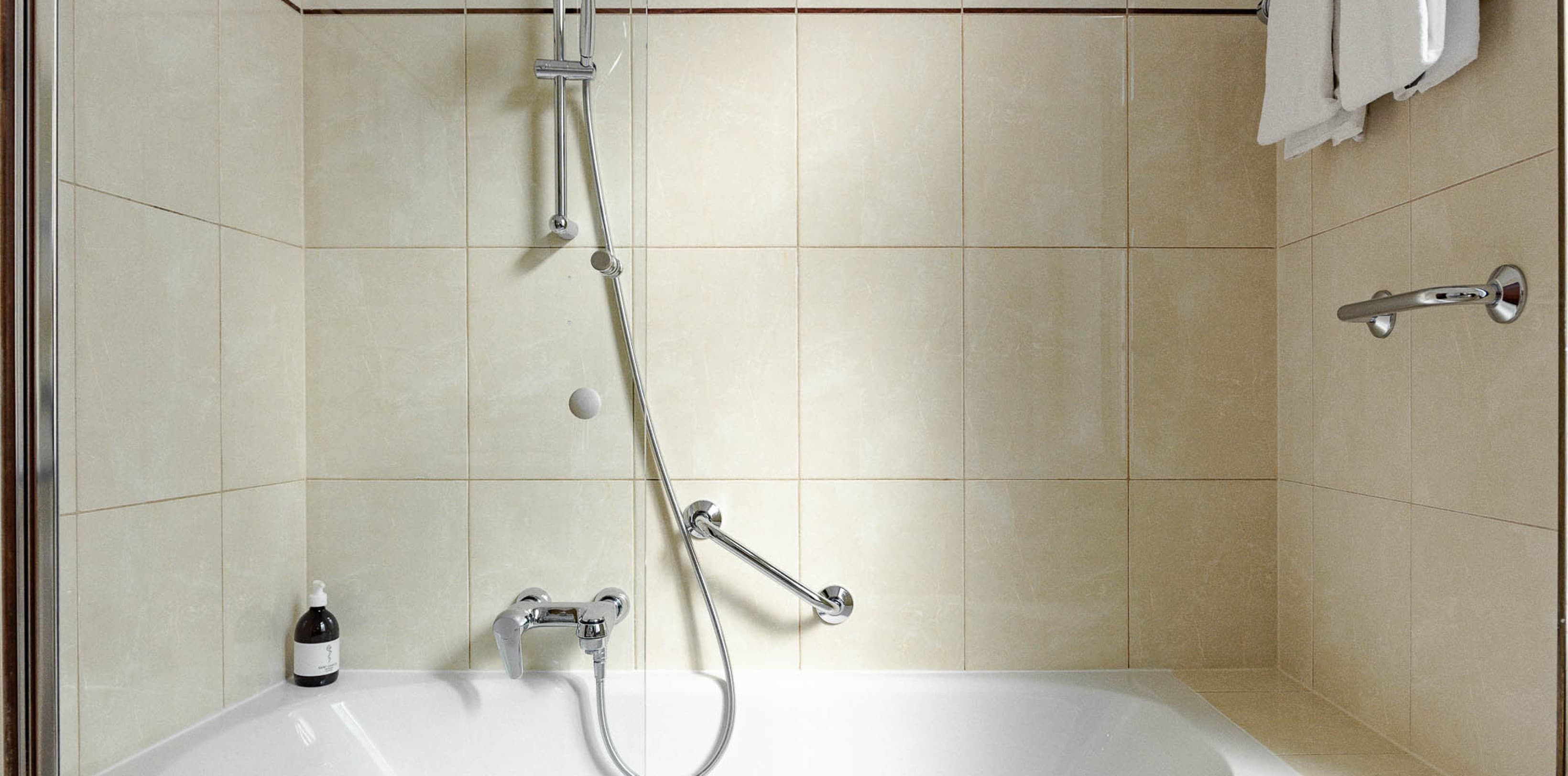 Gezeigt wird die Dusche in der Badewanne, die durch Produkte von Saint Charles Apothecary ergänzt wird.