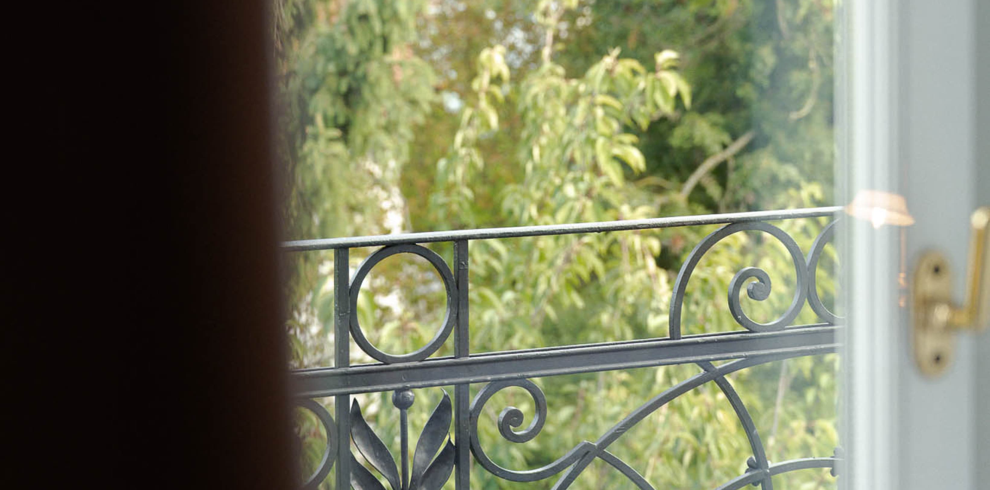 Der Balkon lädt die Gäste dazu ein, draußen zu sitzen und die Morgensonne und den Blick in den schönen Garten zu genießen.