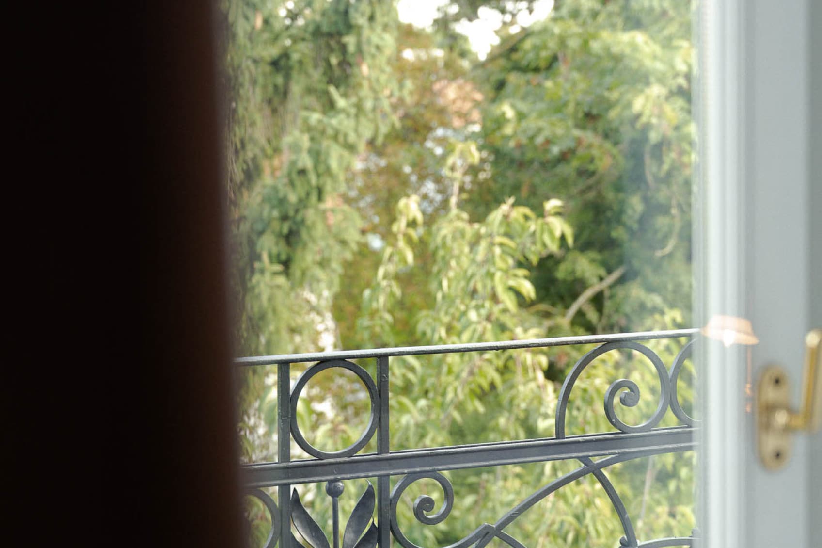 The balcony is inviting the guests to sit outside and enjoy the morning sun and view into the beautiful garden.