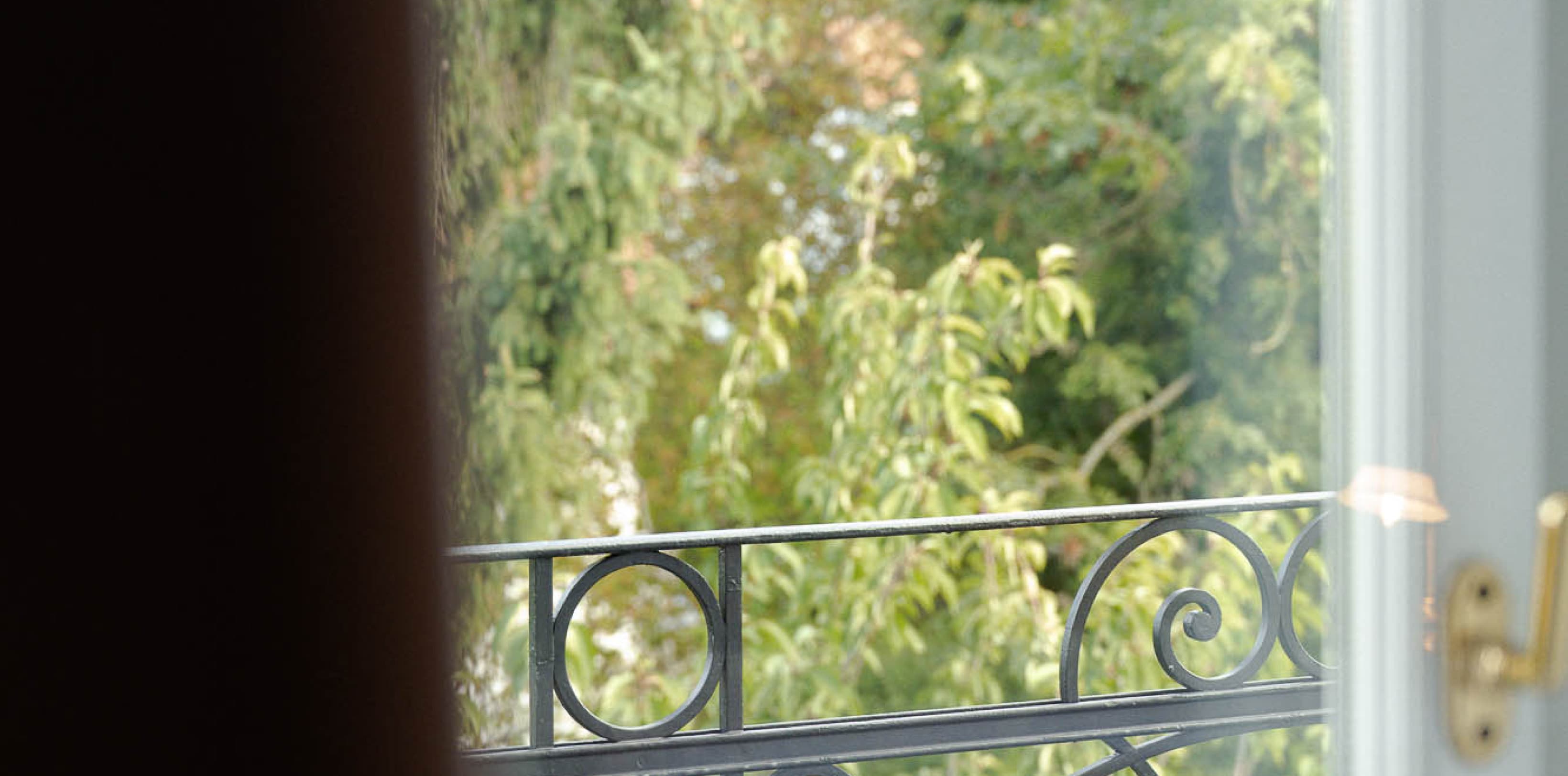 The balcony is inviting the guests to sit outside and enjoy the morning sun and view into the beautiful garden.