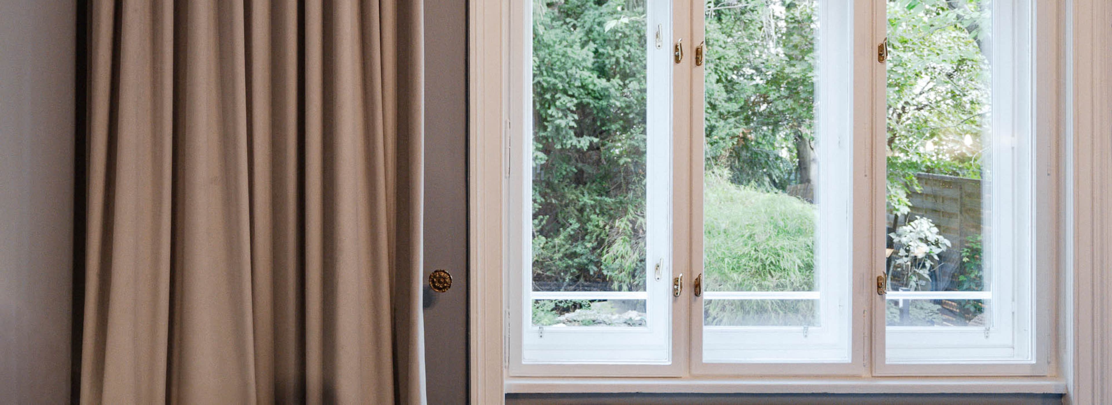 Aufwachen und einen ruhigen Blick in den Garten genießen! In unserer Kategorie „Chic Garden View“ können Gäste, wie auf dem Bild zu sehen, den Blick in den Garten genießen.