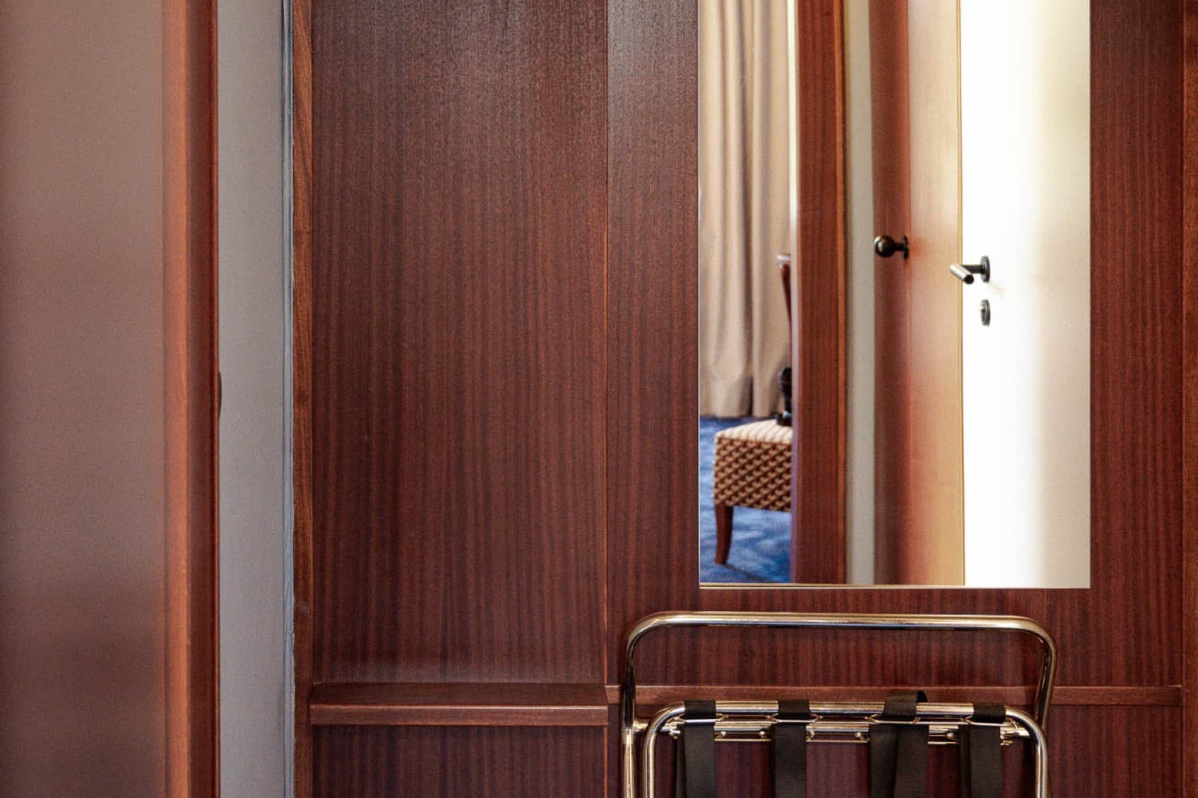 Pictured is the entryway to the category Chic Garden View. The timeless decor of the Villa has been preserved and is still shown in the rooms and around the whole hotel.