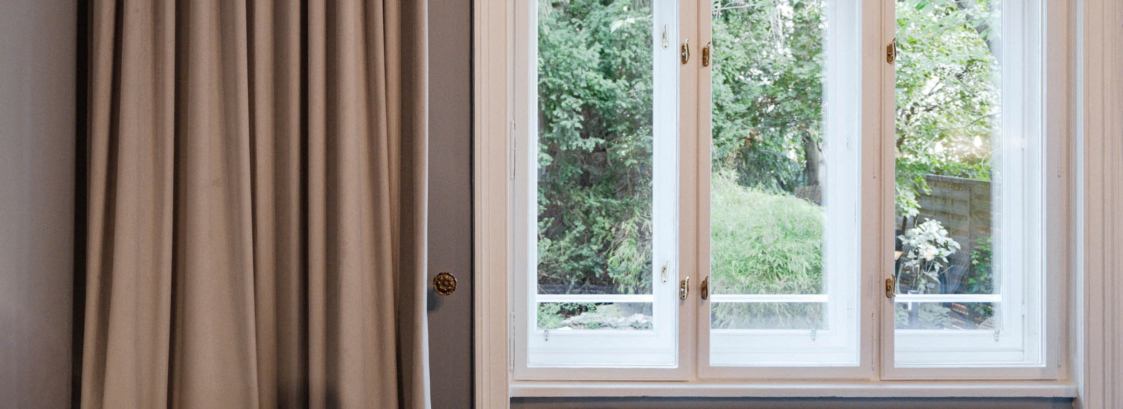 Aufwachen und einen ruhigen Blick in den Garten genießen! In unserer Kategorie „Chic Garden View“ können Gäste, wie auf dem Bild zu sehen, den Blick in den Garten genießen.