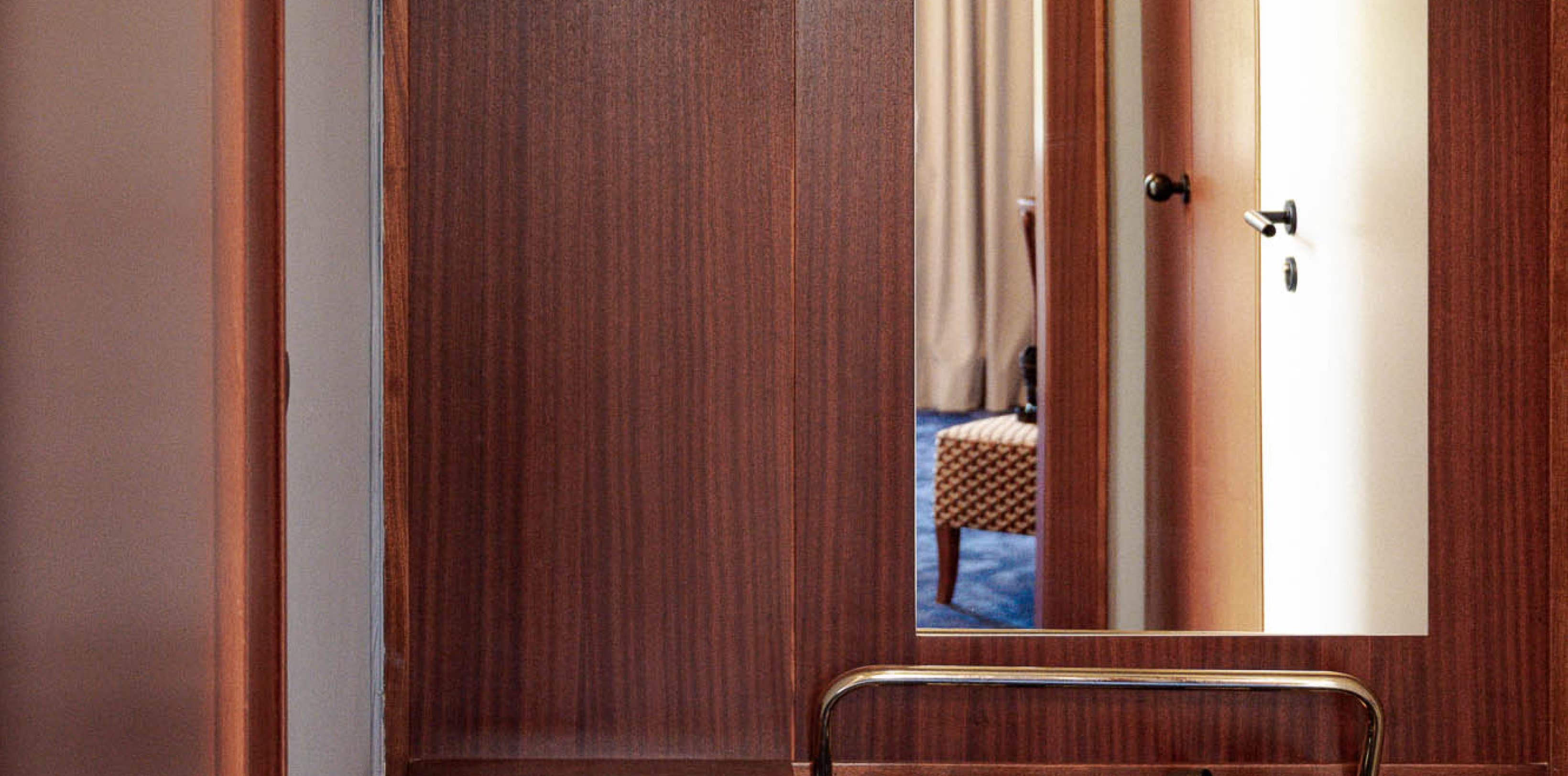 Pictured is the entryway to the category Chic Garden View. The timeless decor of the Villa has been preserved and is still shown in the rooms and around the whole hotel.