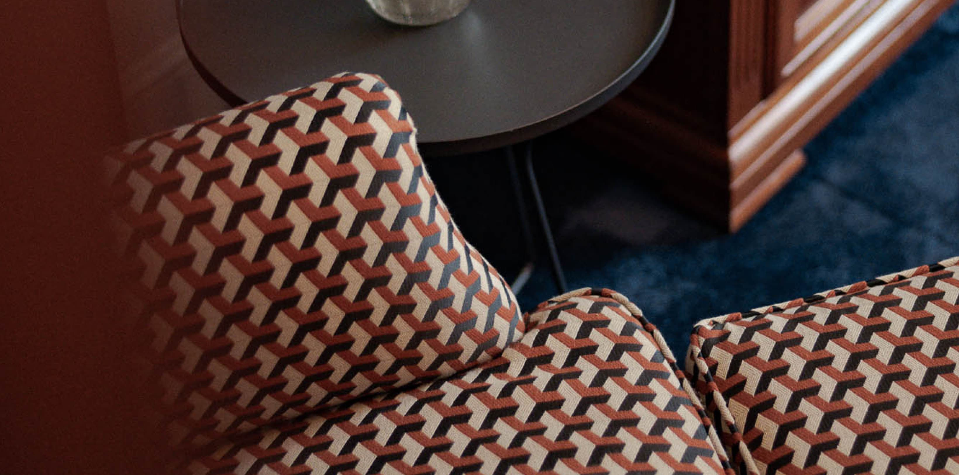 Das Bild zeigt eine Detailaufnahme eines wunderschön restaurierten Sessels, der die Gäste dazu einlädt, sich nach einem langen Tag zu entspannen und die Villa zu genießen.