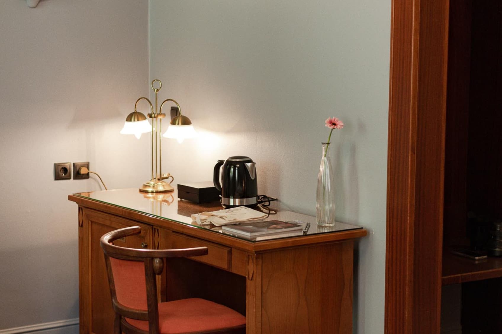 Even on vacation, you sometines need to get a little work done. In each room we have a wodden desk that allows you to do just that.