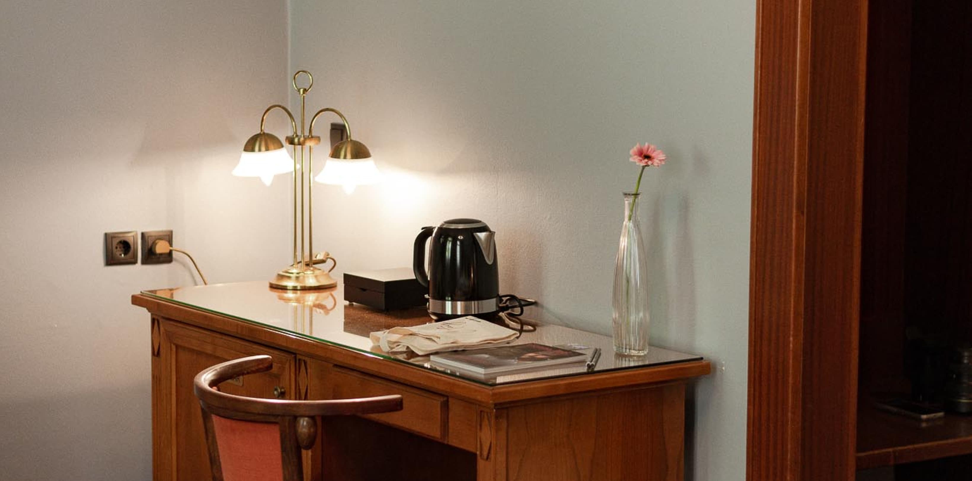 Even on vacation, you sometines need to get a little work done. In each room we have a wodden desk that allows you to do just that.