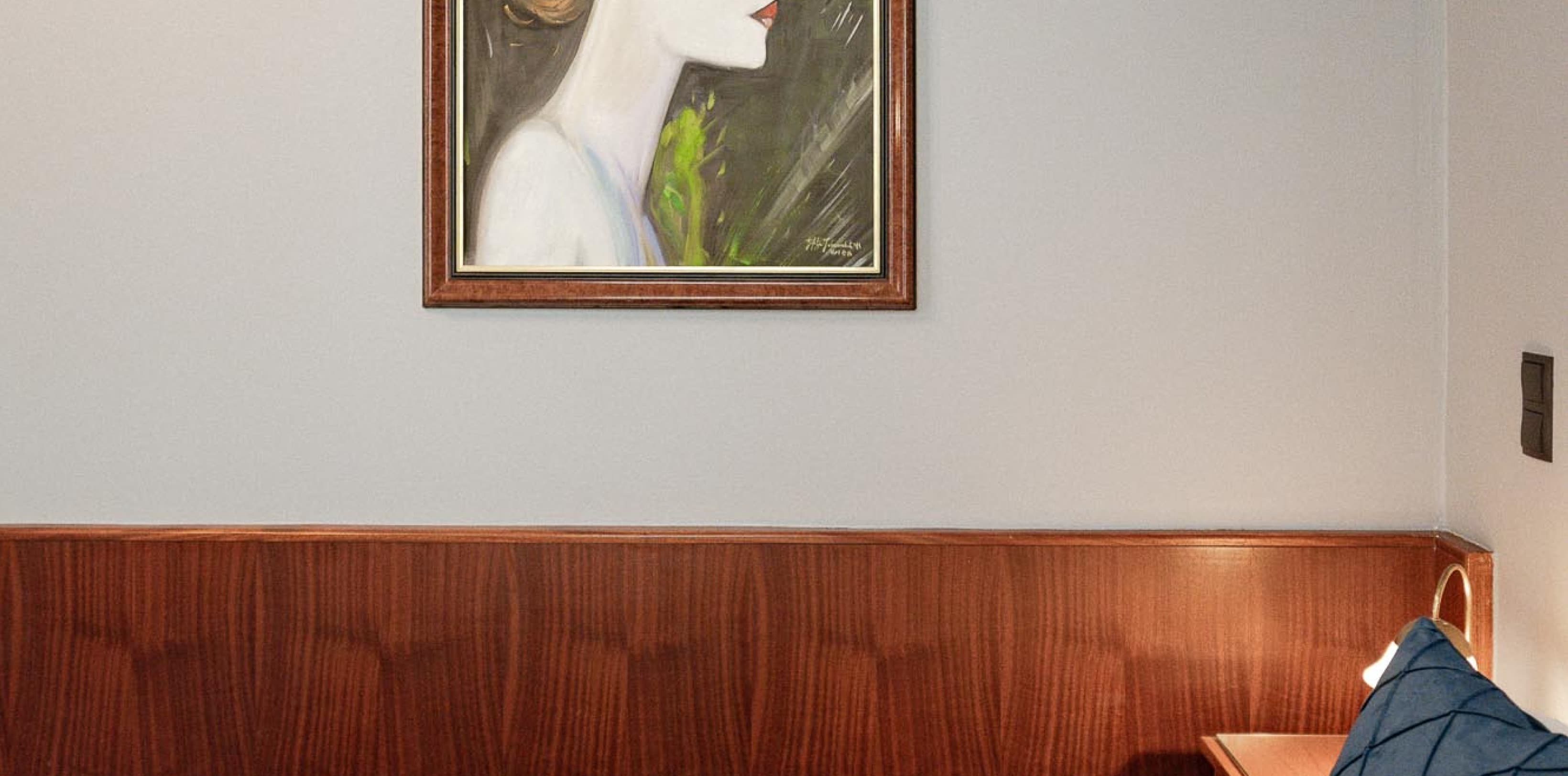 Zu sehen ist ein wunderschönes Kunstwerk eines serbischen Künstlers, das eine Frau in einem von den 20er Jahren inspirierten Stil zeigt.