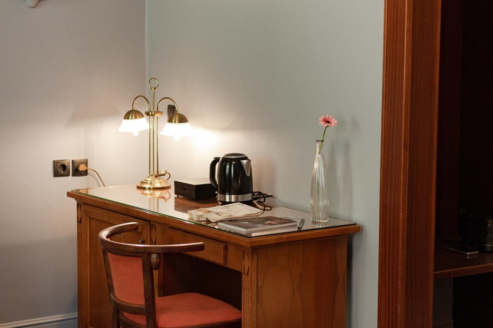 Even on vacation, you sometines need to get a little work done. In each room we have a wodden desk that allows you to do just that.