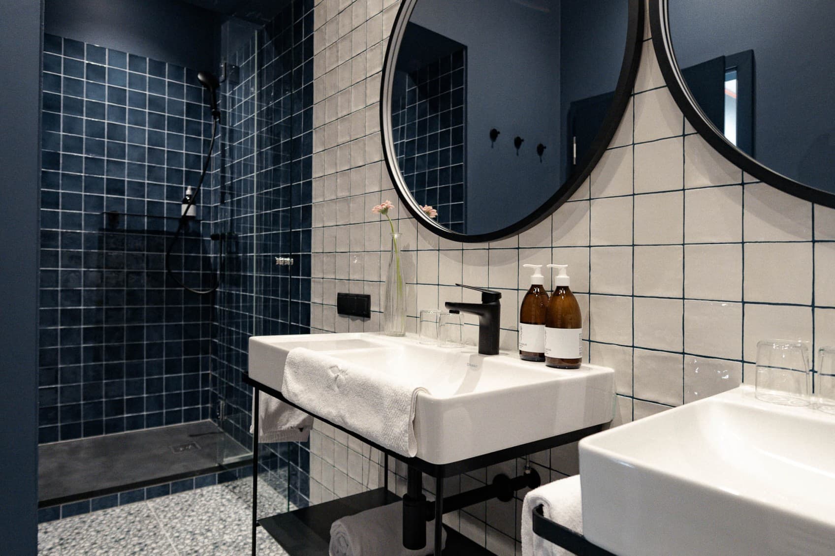 Seen is the newly rennvated bathroom of the Spacy category, that offers two sinks and products from the sustainable brand Saint Charles Apothecary.