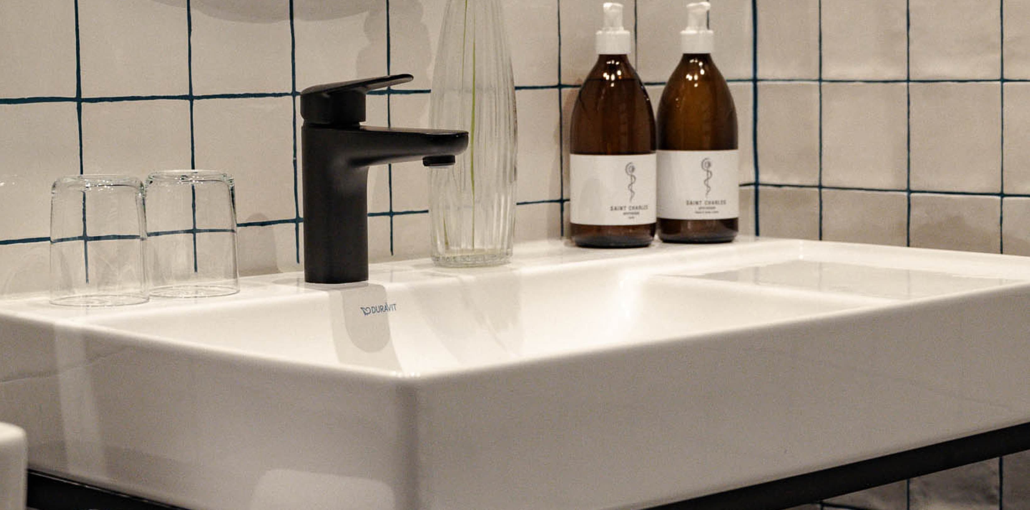 Alles, was Sie für Ihren Aufenthalt in der Stadt im Badezimmer benötigen. Sie müssen keine eigenen Produkte mitbringen, da wir Shampoo, Seife und Körperlotion von Saint Charles bereitstellen.