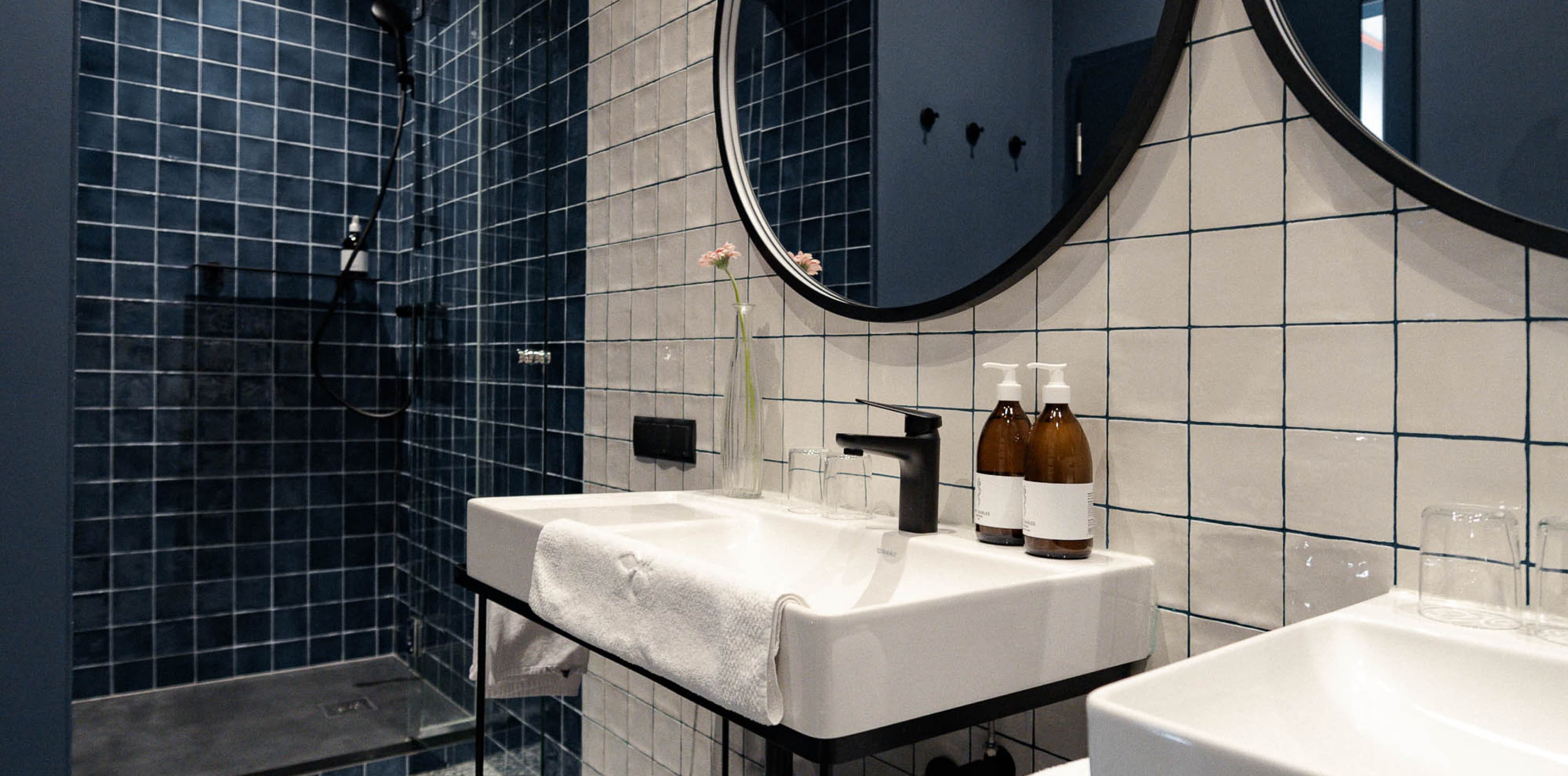 Seen is the newly rennvated bathroom of the Spacy category, that offers two sinks and products from the sustainable brand Saint Charles Apothecary.