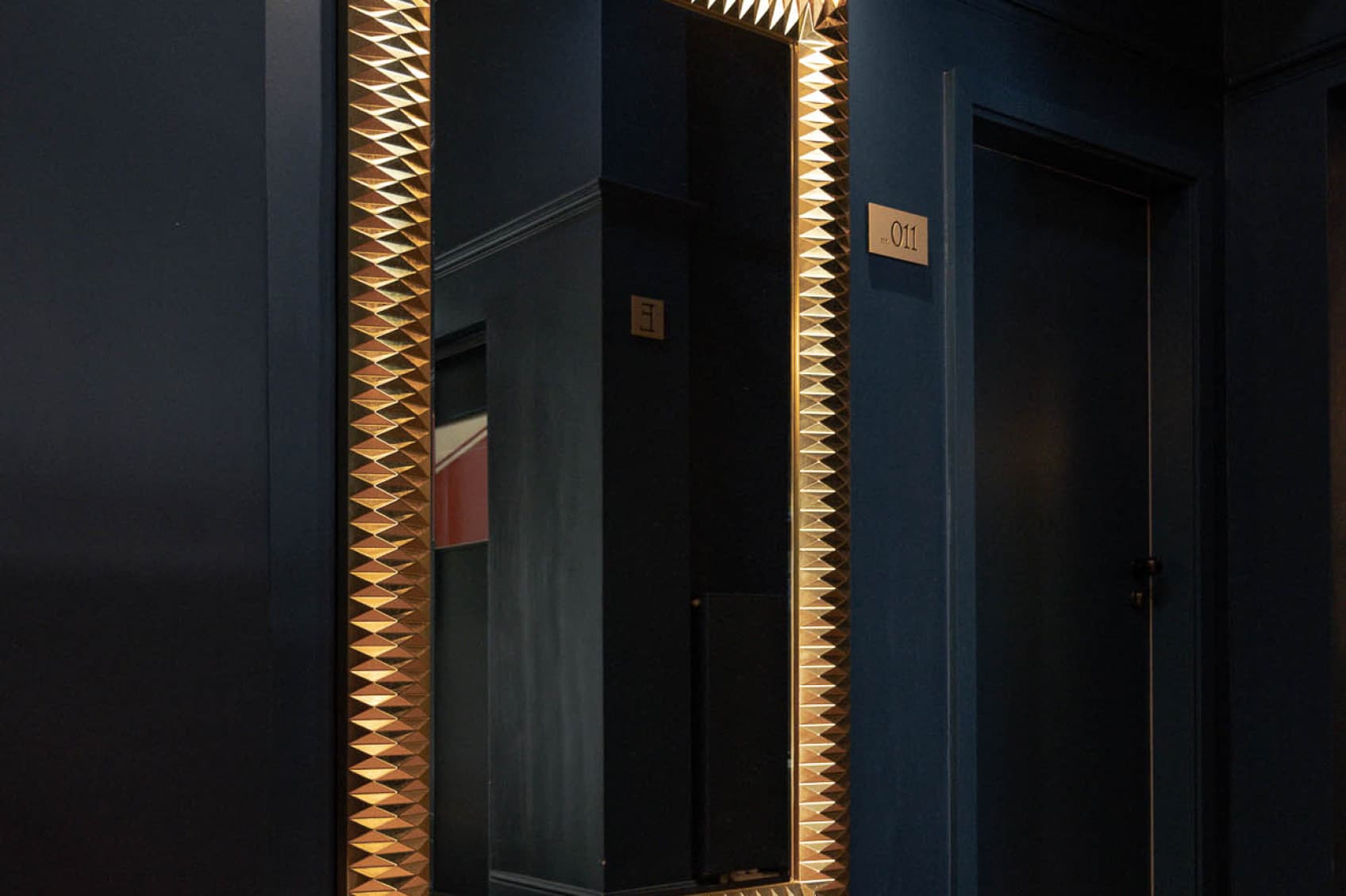 Let yourself be transprted to the golden days of Vienna with the big gold mirror hanging in the lobby of the hotel