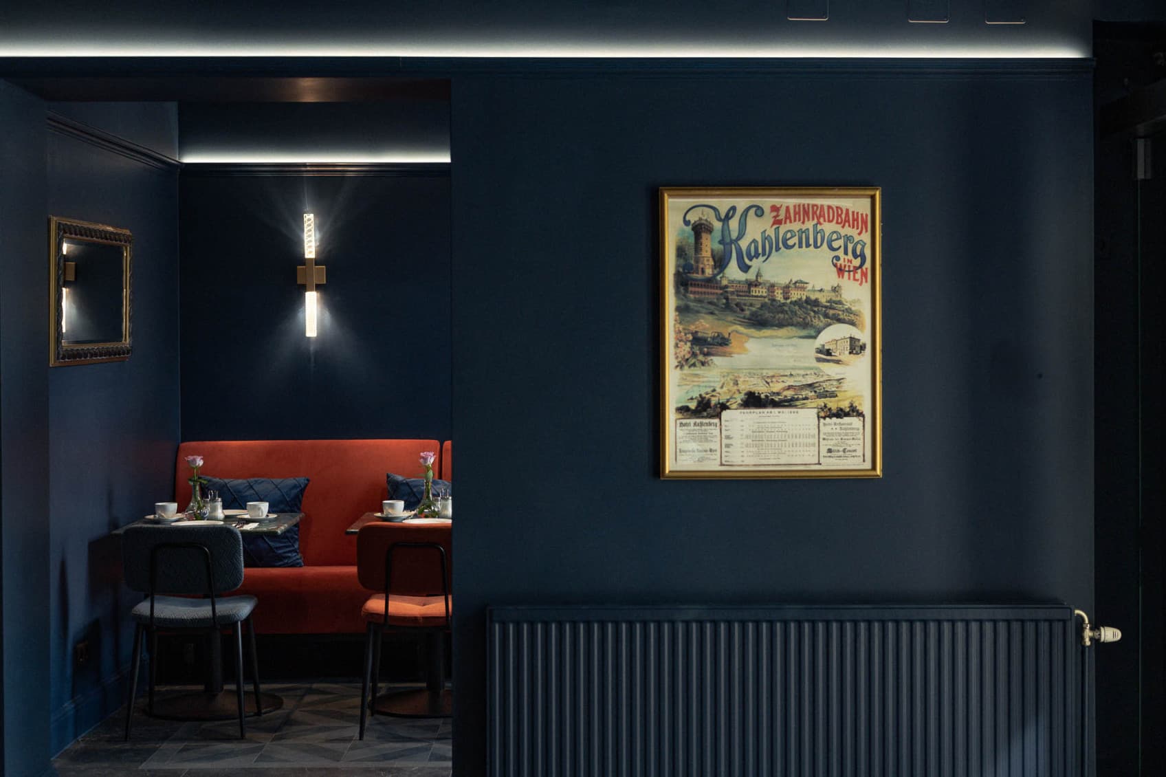 The rennovated villa still has its charme with orginal painting hung up all aorund the house as well as the dark blue colour.